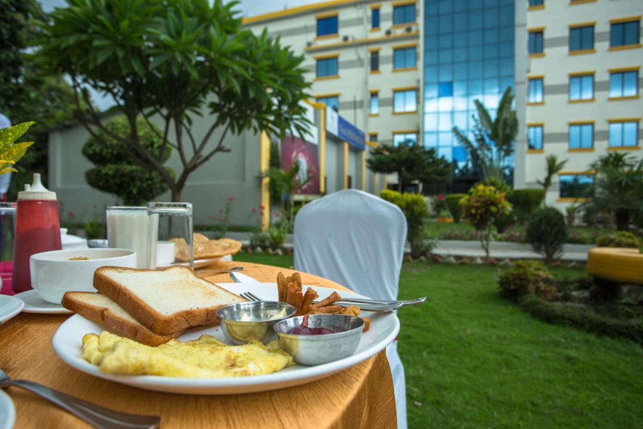 Siddhartha Hotel, Tikapur Zewnętrze zdjęcie